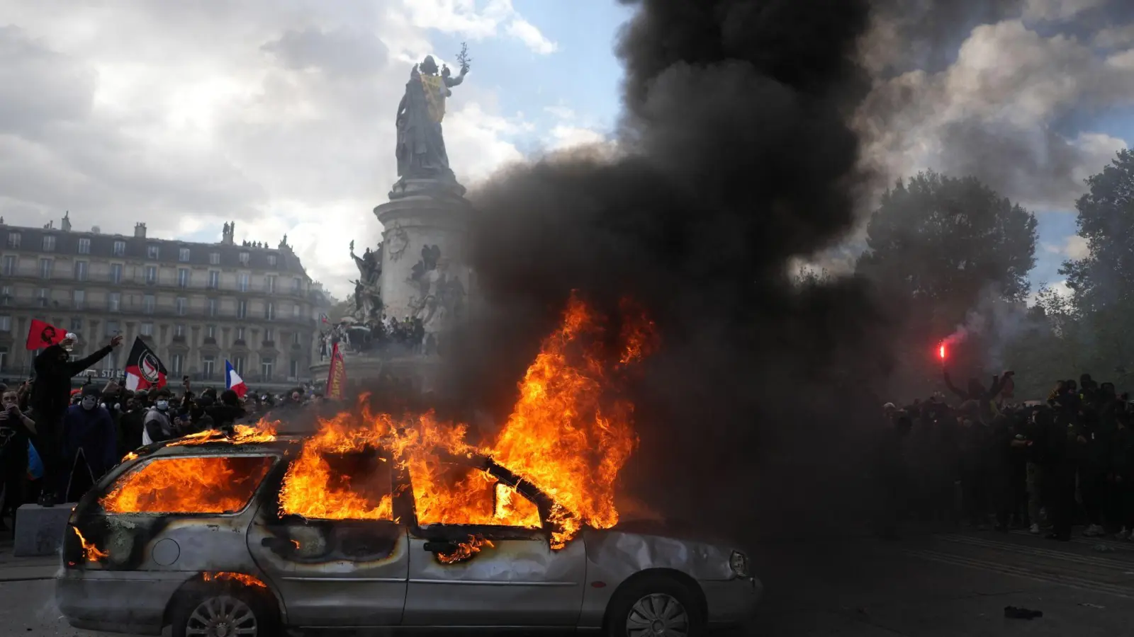 Der frankreichweite Protesttag wurde von schweren Ausschreitungen begleitet. (Foto: Thibault Camus/AP/dpa)