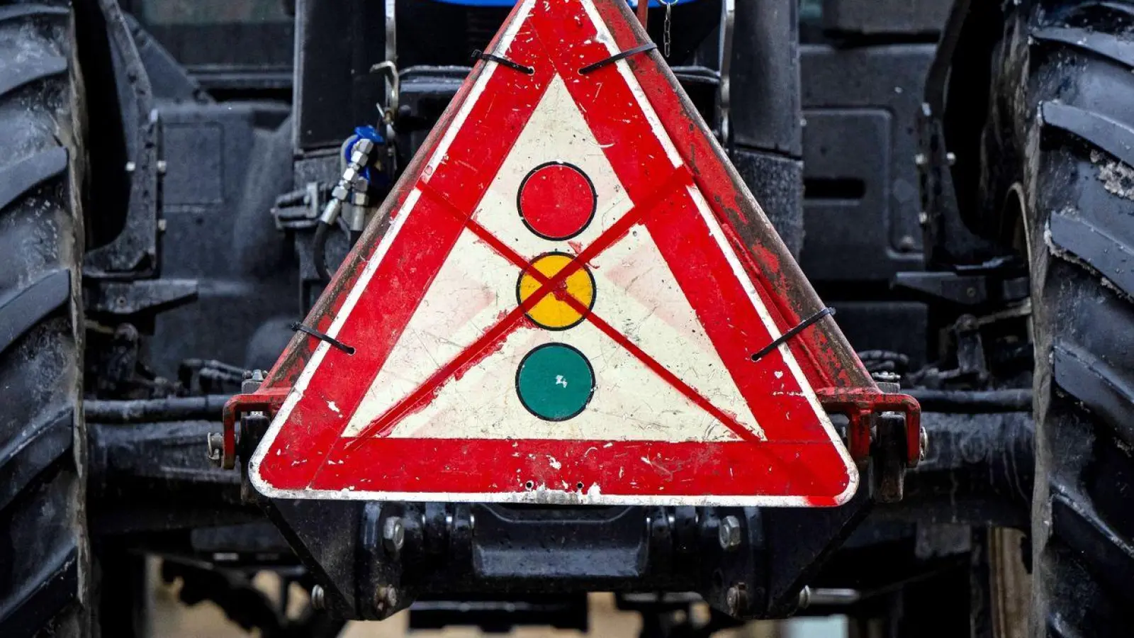 Ein durchgestrichenes Verkehrsschild mit einer Ampel ist während eines Bauernprotests zu sehen. (Foto: Lennart Preiss/dpa/Symbolbild)