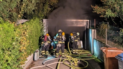 Bei dem Brand im Stadtteil Moosach wurden etwa zehn Autos beschädigt, die Polizei ermittelt wegen Brandstiftung. (Foto: -/Feuerwehr München/dpa)