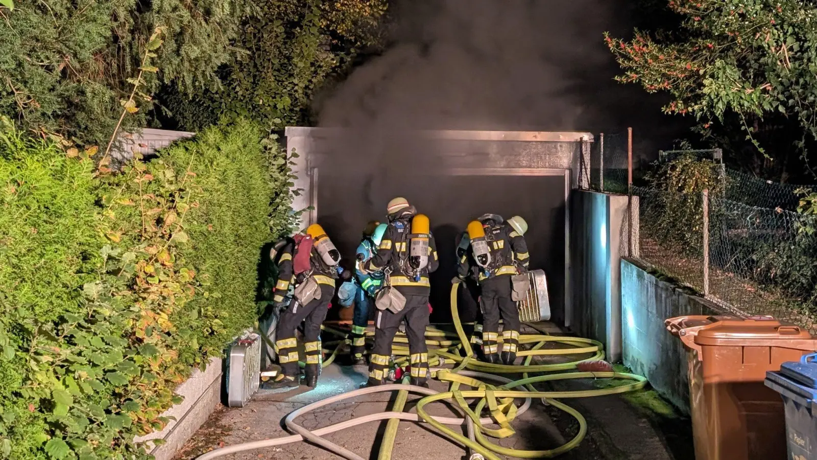 Bei dem Brand im Stadtteil Moosach wurden etwa zehn Autos beschädigt, die Polizei ermittelt wegen Brandstiftung. (Foto: -/Feuerwehr München/dpa)