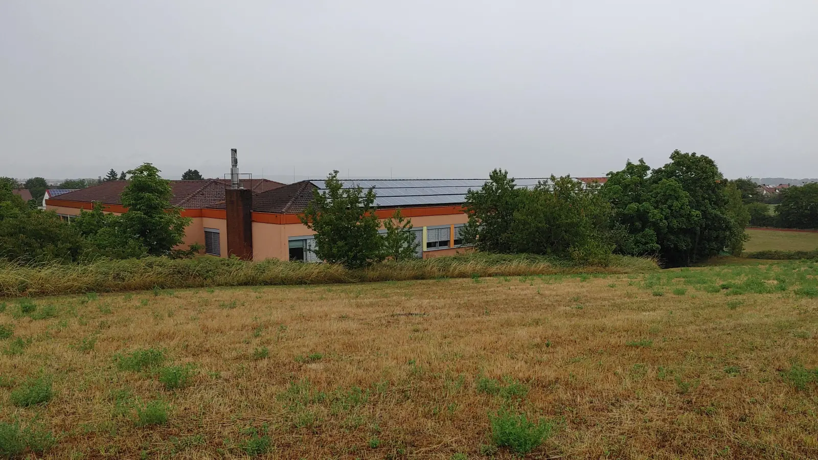 Im Süden der Grund- und Mittelschule in Burgbernheim soll der Anbau erfolgen.  (Foto: Katrin Merklein)