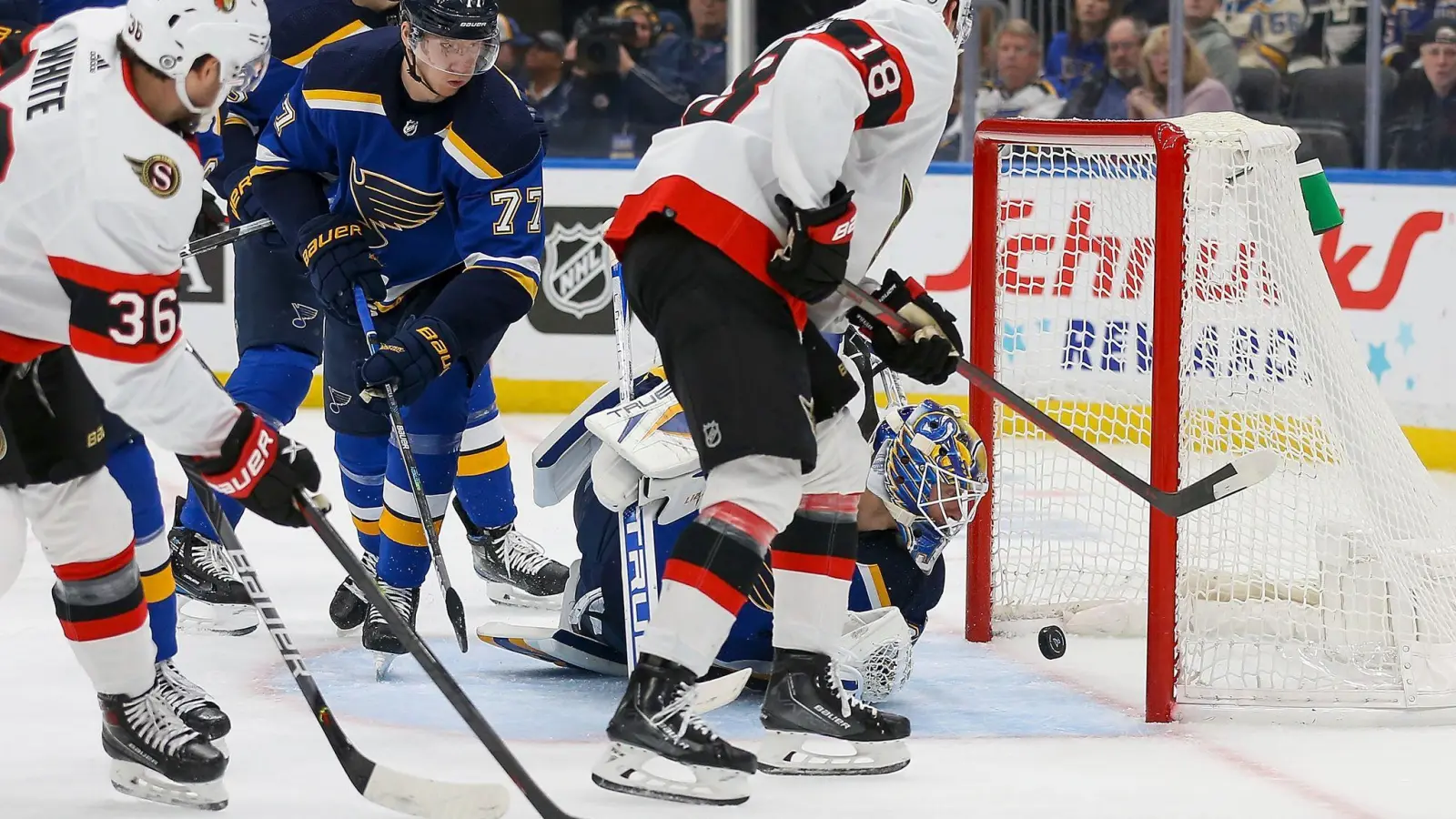 Tim Stützle (Nr. 18) traf für die Ottawa Senators. (Foto: Scott Kane/AP/dpa)