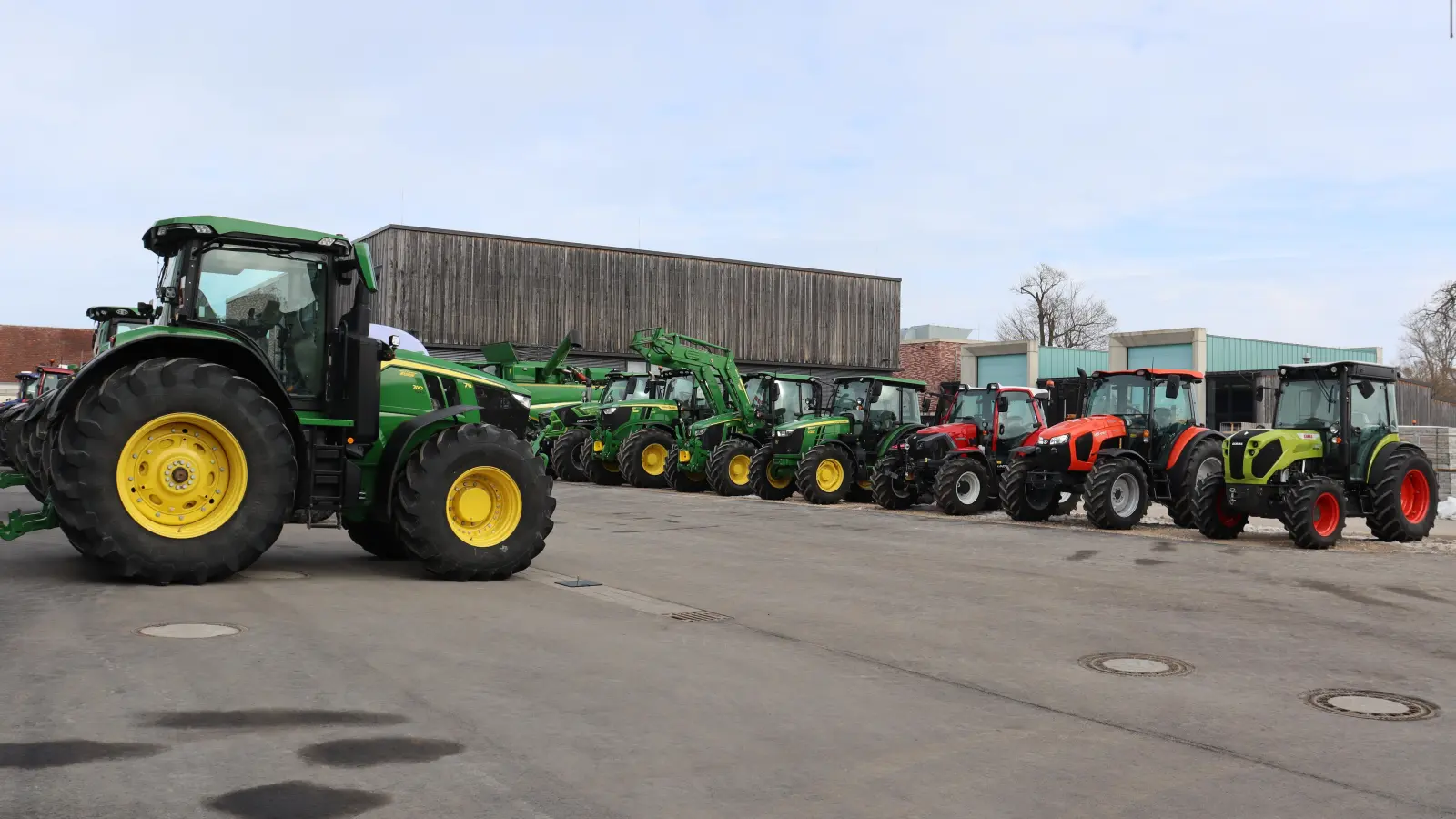 Verschiedene Hersteller, unterschiedliche Größen: Am Nachmittag war Zeit, um sich die Maschinen im Hof genauer anzusehen. (Foto: Antonia Müller)