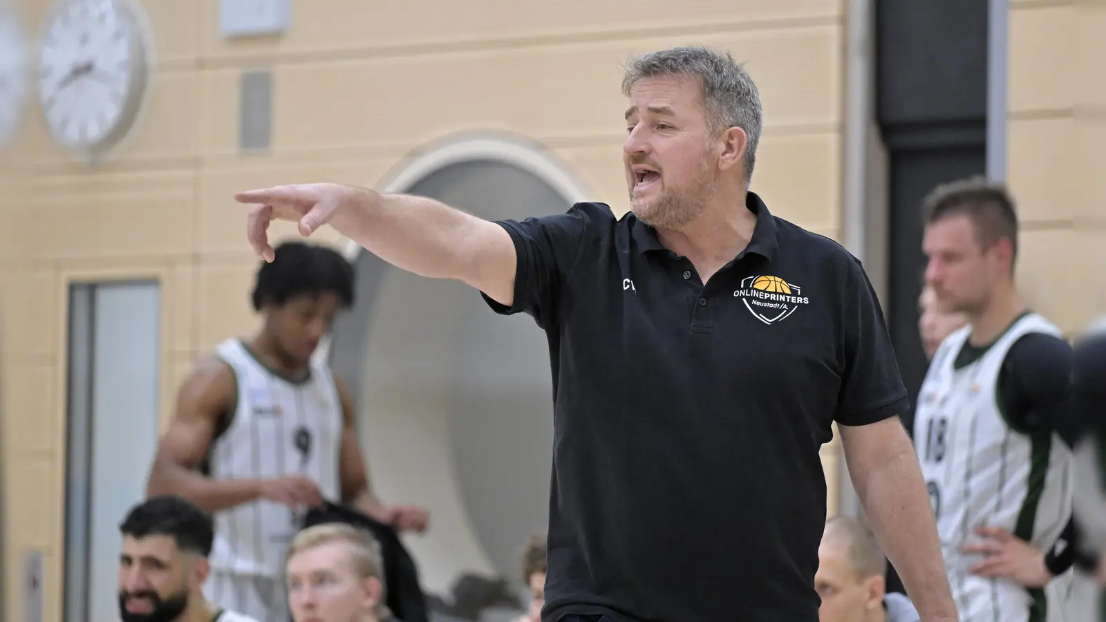 Mit einem Heimspiel gegen Aschaffenburg starten Trainer Claus Winkelspecht und seine Onlineprinters Neustadt in die Zwischenrunde. (Foto: Martin Rügner)