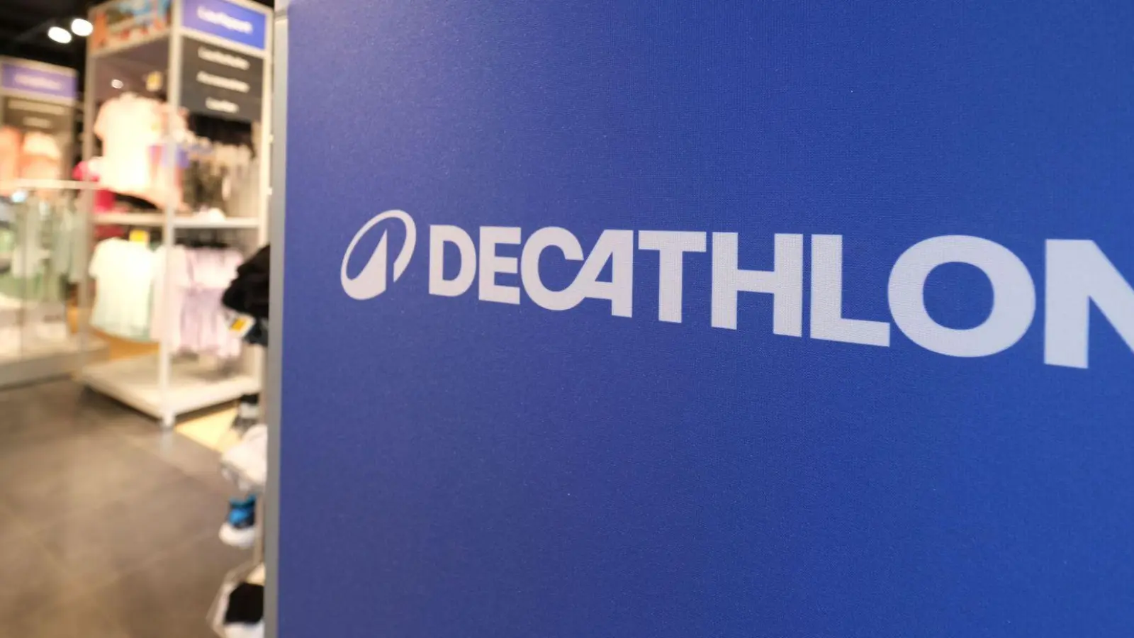 2026 will Decathlon rund 25 neue Filialen in Deutschland eröffnen. (Archivbild) (Foto: Bernd Weißbrod/dpa)