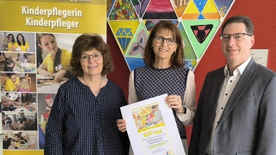 Doris Hennemann, Claudia Schauer und Schulleiter Dietmar Gaffron (von links) vom Beruflichen Schulzentrum in Ansbach hoffen, dass die neue Form der Kinderpflegeausbildung großes Interesse findet.  (Foto: Thomas Schaller)