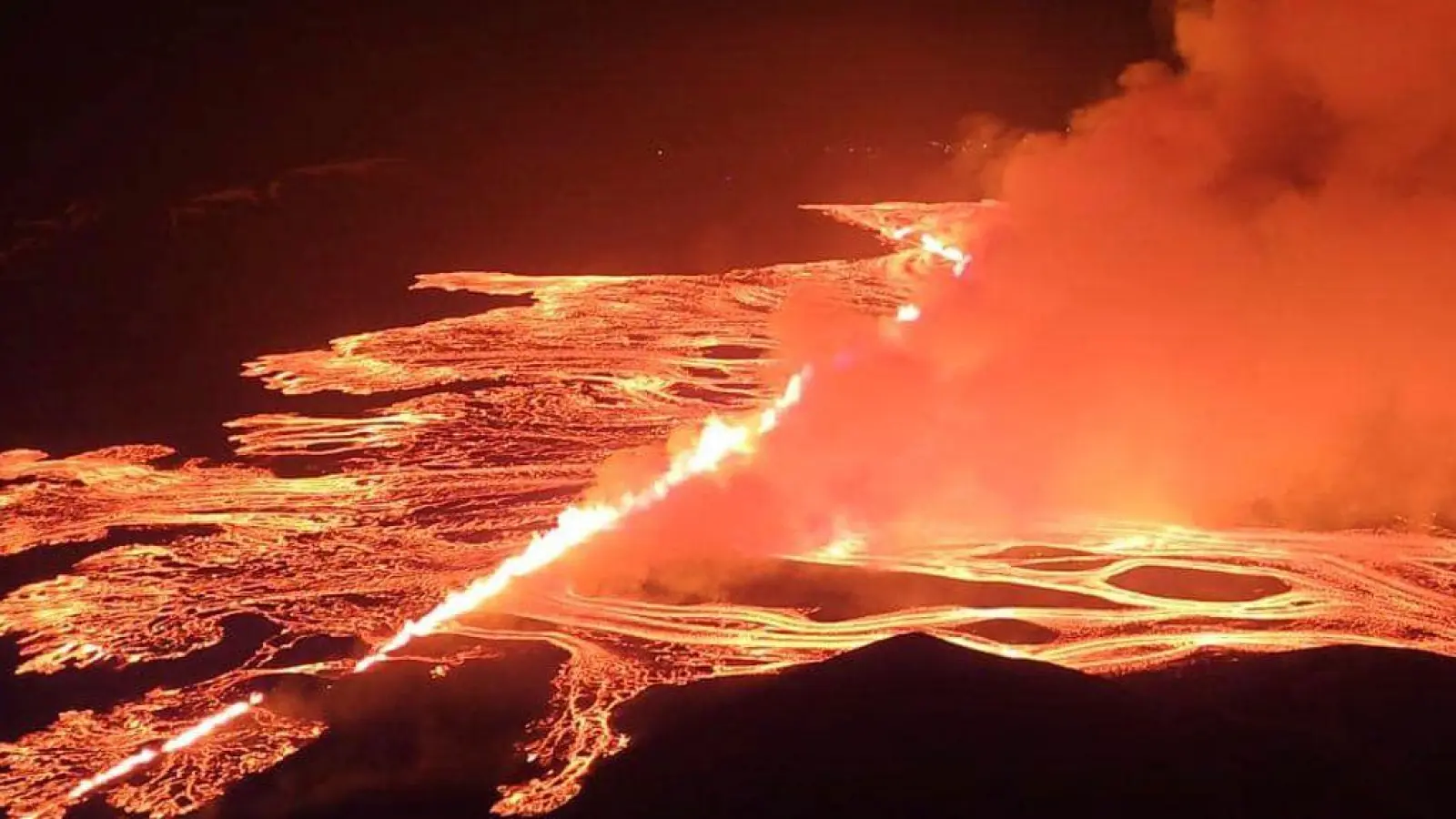 Die aufgebrochene Erdspalte ist Experten zufolge rund 3,5 Kilometer lang. (Foto: Uncredited/Almannavarnir, Iceland Civil Defense/AP/dpa)