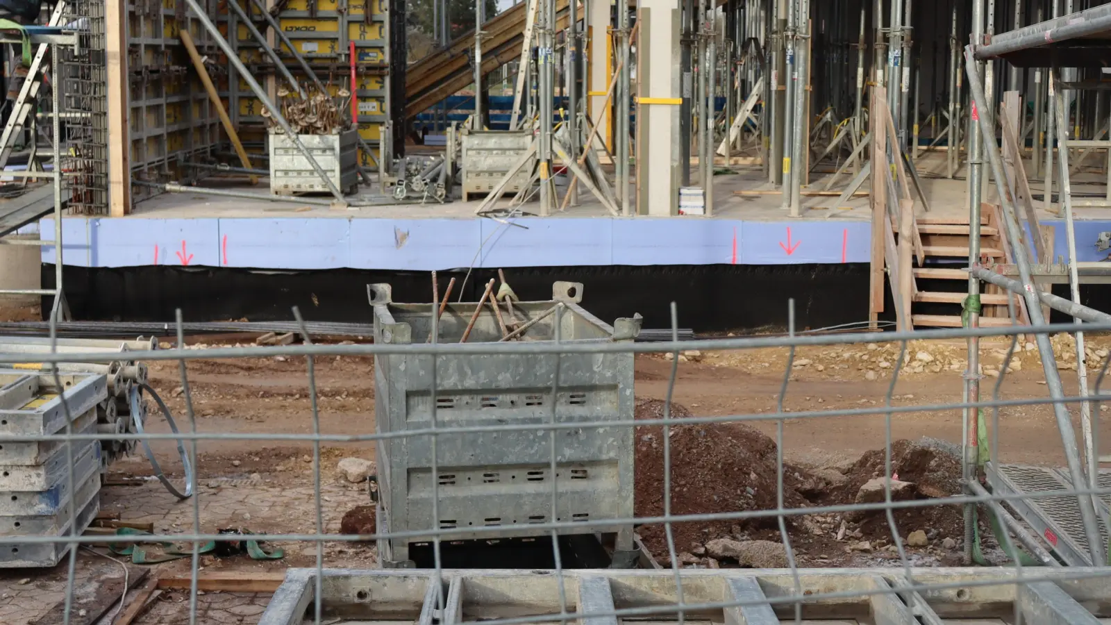 Auf der Baustelle für das neue Gebäude der Realschule Heilsbronn sind die Arbeiten in vollem Gang. Im Sommer 2026 soll alles fertig sein. (Foto: Thomas Schaller)