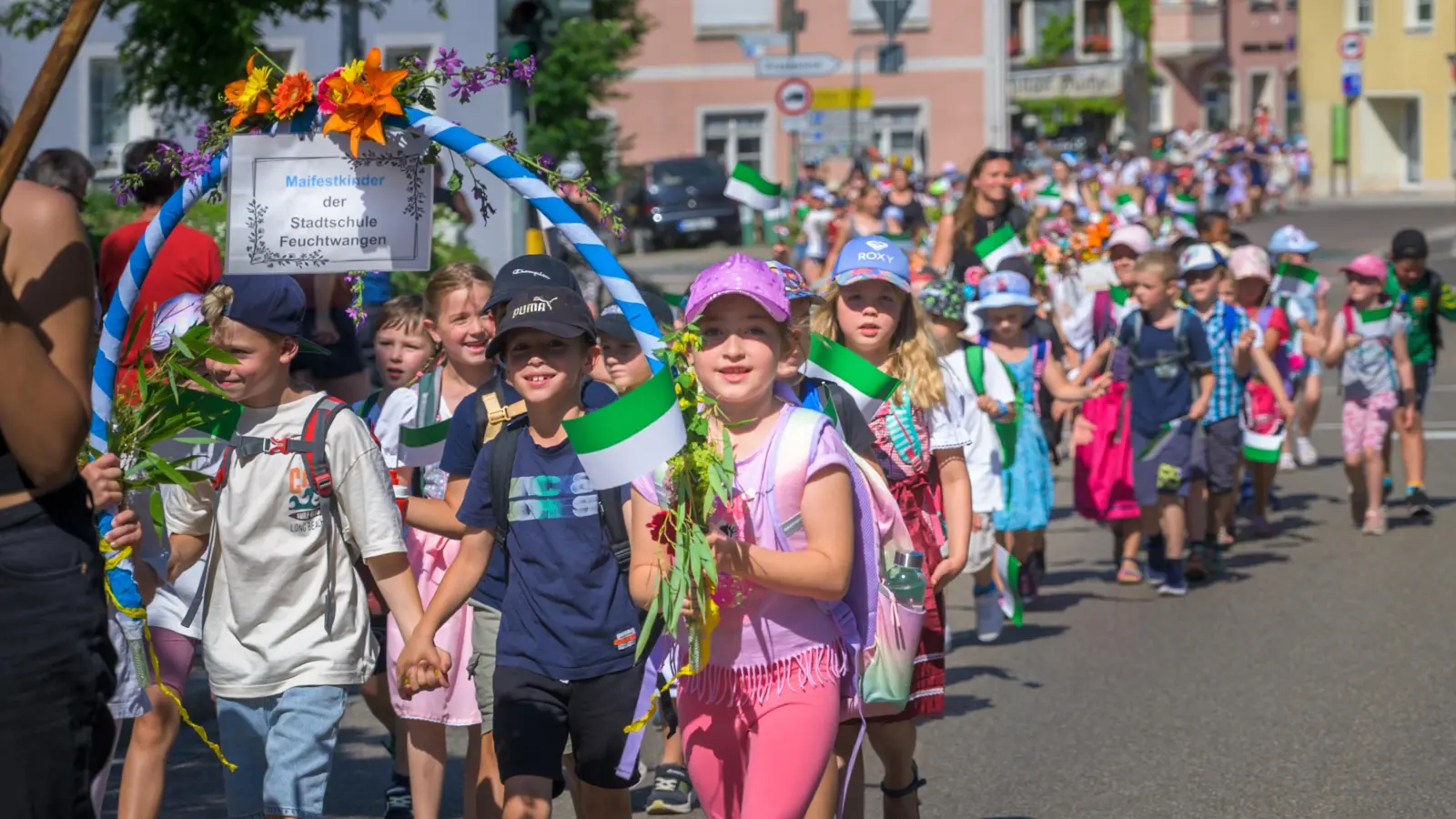 Vom Feuchtwanger Marktplatz aus zogen die Mädchen und Jungen im Klassenverbund den Kronenwirtsberg hinauf zur Maifestwiese. (Foto: René Chlopotowski)