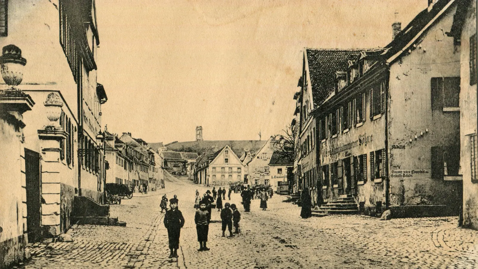 Diese historische Aufnahme macht deutlich, dass der Bismarckturm von der Schloßstraße aus einst deutlich zu sehen war. Im Herbst 1924 wird die Befürchtung geäußert, die Anhöhe könnte bebaut werden, so dass künftig Häuser den Blick versperren würden. (Repro: Alexander Biernoth)