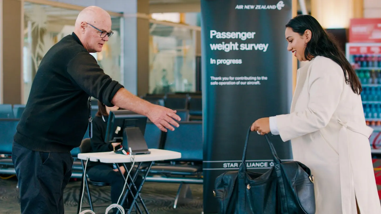 Die nationale neuseeländische Fluggesellschaft bittet die Passagiere, sich auf die Waage zu stellen, bevor sie an Bord internationaler Flüge gehen. (Foto: Uncredited/Air New Zealand/AP/dpa)