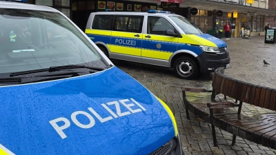 Polizeikräfte suchen nach dem Verdächtigen. (Foto: Thomas Riedel/dpa)