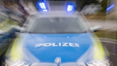 Polizei und Verkehrsüberwachung kommen in Ansbach mit der strafrechtlichen Erfassung und Verfolgung von Rasern nicht mehr hinterher. Das sagt die OLA und fordert nun städtische Blitzer. (Symbolbild: Daniel Karmann/dpa)