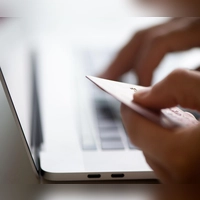 Anders als beim echten Online-Shopping simulieren sogenannte Dopamin-Shops nur den Prozess - Geld fließt keines. Aber bremsen sie Kaufgelüste effektiv? (Foto: Franziska Gabbert/dpa-tmn)