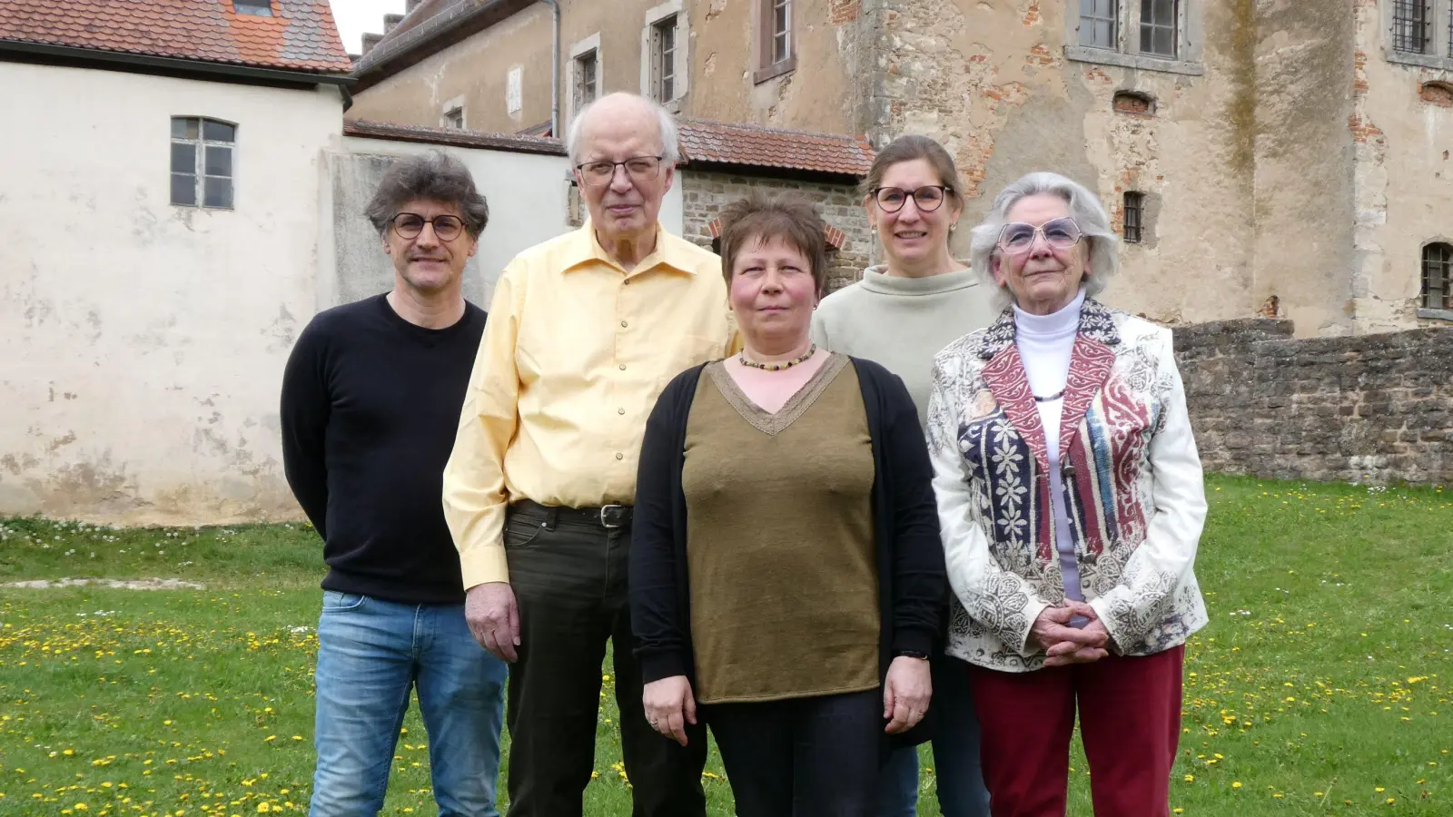 Bürgermeister Martin Schachner mit dem Archivteam Gerhard Wagner, Anita Büttner, Iris Tremel und Gudrun Büttner (von links) vor der Kulisse des Röckinger Schlosses. (Foto: Walter Oberhäußer)