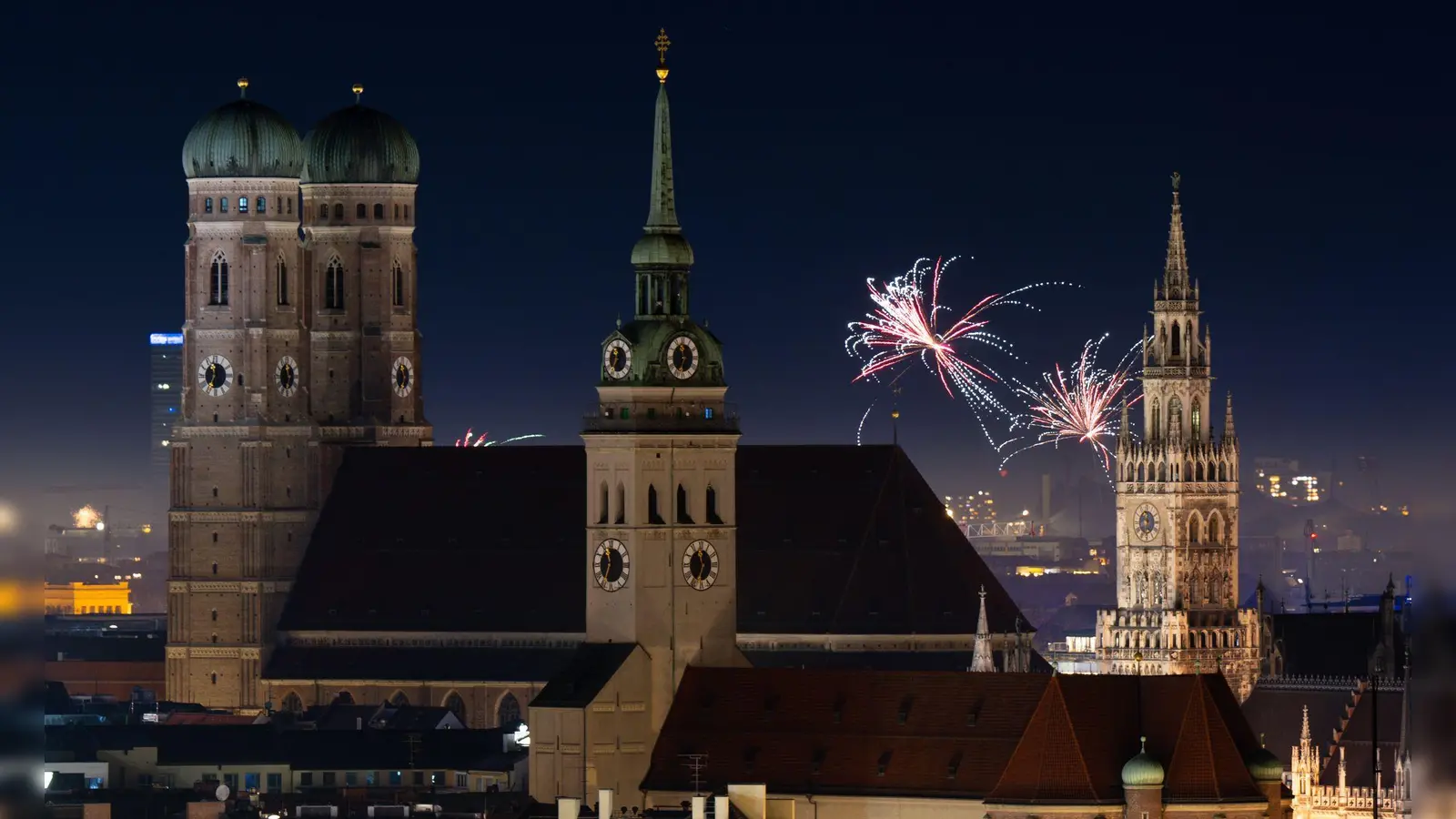 Als Ersatz für Böller und Feuerwerk plant die Stadt München eine Licht- und Lasershow auf der Silvestermeile. (Archivbild) (Foto: Sven Hoppe/dpa)
