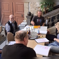 Hier wird auf der Bühne noch fast gemütlich beieinander gesessen, bald beginnt aber die Saison und im Klosterhof wird wieder Theater gespielt. (Foto: Vera Goth)