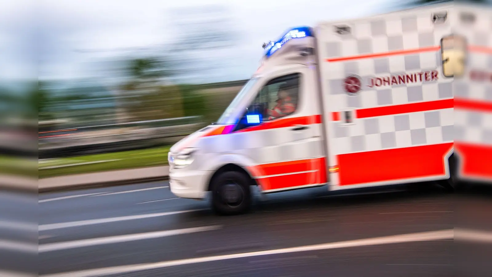 Ein Rettungswagen auf Einsatzfahrt. (Foto: Lino Mirgeler/dpa/Symbolbild)