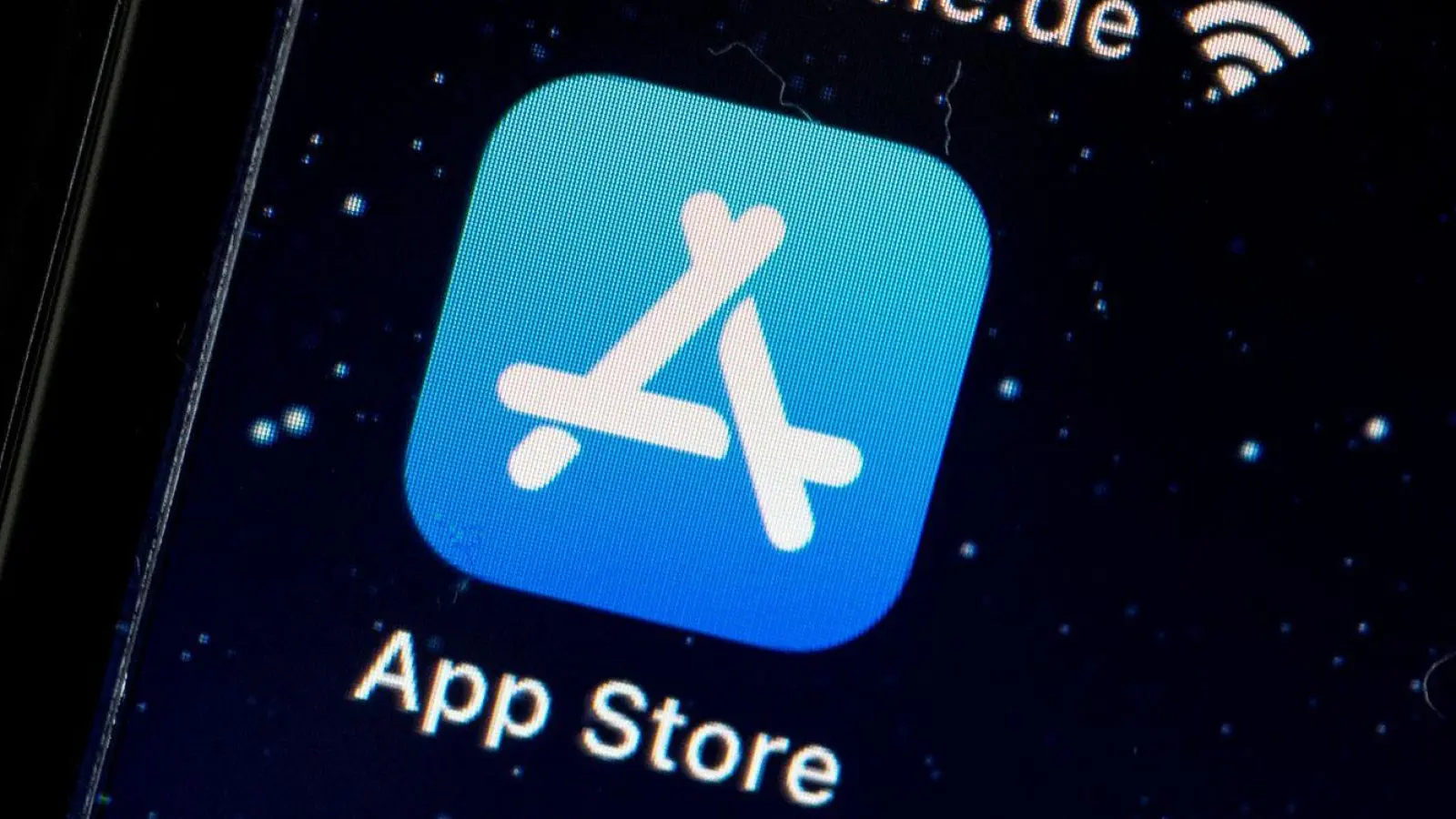 App-Entwickler können entweder alles beim Alten lassen und ihre Anwendungen wie bisher nur über Apples App Store mit einer Abgabe von 15 oder 30 Prozent der Erlöse bei digitalen Gütern und Abos vertreiben - oder sie machen von den neuen Möglichkeiten Gebrauch. (Foto: Fabian Sommer/dpa)