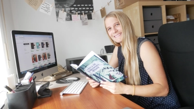 Die Redakteurin Theresa Zwirner aus Schopfloch hat mit 21 Jahren ihren ersten Roman geschrieben. Vor kurzem hat sie ein neues Kinderbuch auf den Markt gebracht. (Foto: Lisa-Maria Liebing)