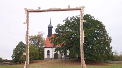 Die Landschaftsrahmen waren das erste öffentlich wirksame Projekt der Entwicklungsgesellschaft Region Hesselberg, hier im Blick die Heilig-Kreuz-Kapelle bei Wilburgstetten. (Foto: Peter Tippl)