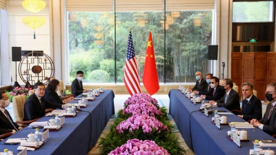 US-Außenminister Antony Blinken (r) und sein chinesischer Amtskollege Qin Gang (l) sitzen sich mit ihren Delegationen im Pekinger Staatsgästehaus Diaoyutai gegenüber. (Foto: Leah Millis/Reuters Pool via AP/dpa)