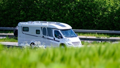 Raus ins Grüne: Vor der ersten Tour braucht das Wohnmobil einen gründlichen Check-up. (Foto: Jonas Walzberg/dpa)