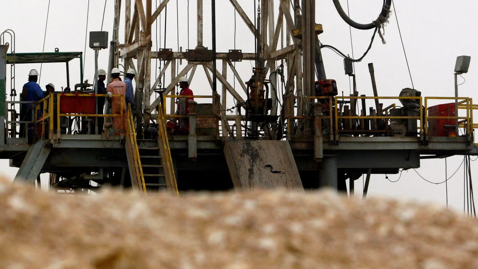 Die Ölproduktion ist für viele Staaten in der Golfregion überlebenswichtig. (Archivbild) (Foto: Hasan Jamali/AP/dpa)