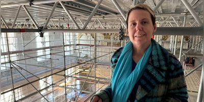 Hoch droben auf dem Gerüst im Festsaal: Die Denkmalpflegerin Ingrid Irmscher von der Bauabteilung der Bayerischen Schlösserverwaltung erläutert die Schwerpunkte der Restaurierung. (Foto: Lara Hausleitner)