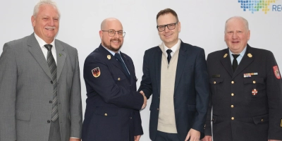 Neustadts Bürgermeister Klaus Meier gratulierte dem neuen Kreisbrandinspektor Florian Brandt zusammen mit Landrat Dr. Christian von Dobschütz und Kreisbrandrat Alfred Tilz (von links) zu seiner Bestellung (Foto: Rainer Weiskirchen)