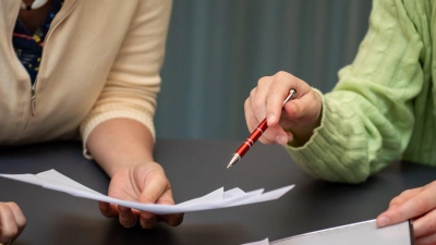 Details zählen: Gute BU-Tarife zahlen, wenn der zuletzt ausgeübte Job zu mindestens 50 Prozent nicht mehr möglich ist. (Foto: Nico Tapia/dpa-tmn)
