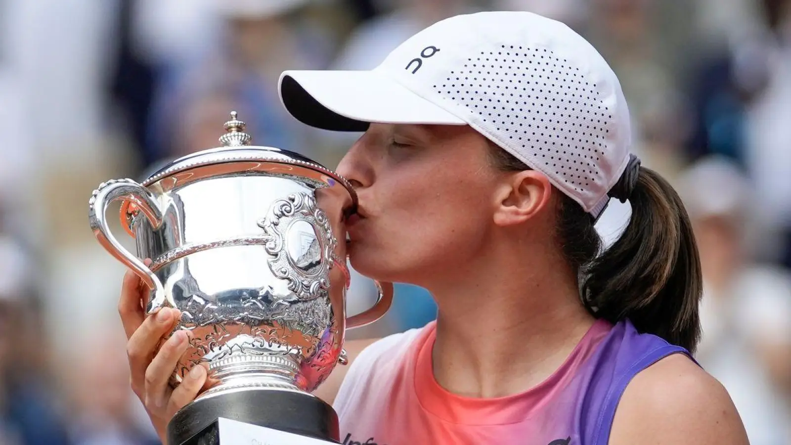 Die Polin Iga Swiatek küsst die Trophäe nach ihrem bei den French Open. (Foto: Thibault Camus/AP/dpa)