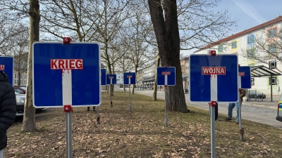 Sackgassen-Schilder am Bahnhofsplatz in Ansbach: Ähnliche Schilder wurden nun von Unbekannten an der Friedenskirche geklaut. (Archivbild: Lara Hausleitner)