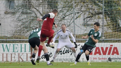 Rein damit: Hier erzielt Jan Schreiner (in Rot) das 1:0 für die SG Wind. Schillingsfürsts Torwart Daniel Schmidt sowie Marlon Albig (links) und Jonas Predatsch können das Gegentor nicht verhindern. (Foto: Martin Rügner)