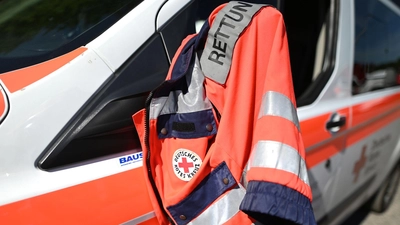 Sanitäter bringen die Verletzten in Krankenhäuser. (Symbolbild) (Foto: Patrick Seeger/dpa)