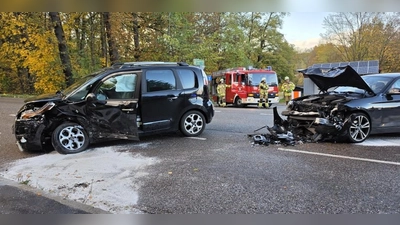 Der Fahrer des Citroens (links) missachtete die Vorfahrt einer BMW-Fahrerin, die stadtauswärts unterwegs war.  (Foto: Wolfgang Grebenhof)