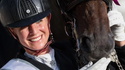 Die deutsche Dressurreiterin Jessica von Bredow-Werndl. (Foto: Friso Gentsch/dpa/Archivbild)