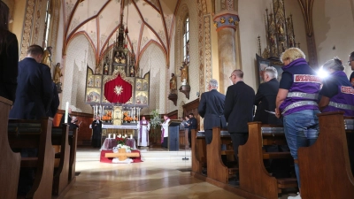 Beim Trauergottesdienst sind auch Helfer dabei, die nach dem Zugunglück vor Ort waren. (Foto: Karl-Josef Hildenbrand/dpa-Pool/dpa)