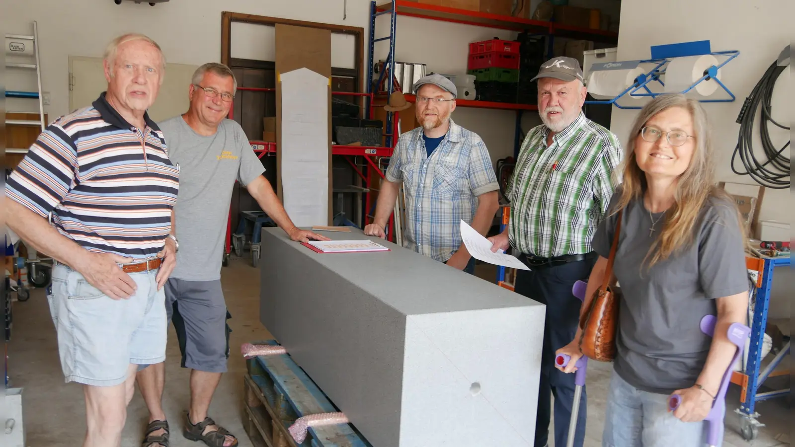 Reiner Leinsle, Robert Zöllner, Gerhard Wagner und Marianne Schwarz (von links) besprechen mit dem Steinmetz Dieter Schönleben (2. von links) letzte Details über die Gestaltung der jüdischen Gedenkstele. Auf dem Granitblock, der vor ihnen liegt, werden die Namen ermordeter Juden und Jüdinnen zu lesen sein. (Foto: Ulli Ganter)