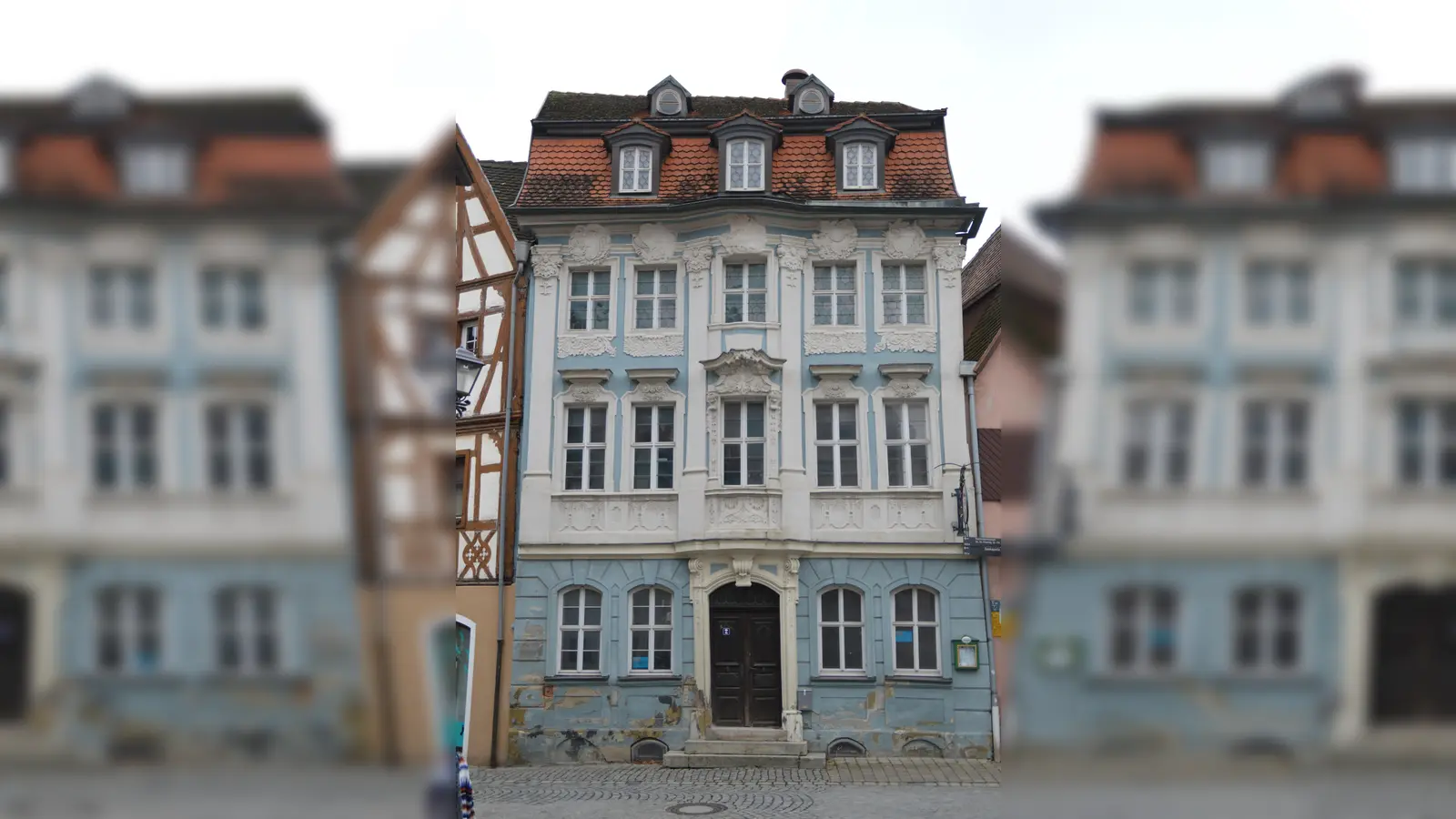  Die reich dekorierte Fassade im Stil des Rokoko ist für die Stadt Bad Windsheim und darüber hinaus einmalig.  (Foto: Franziska Back)