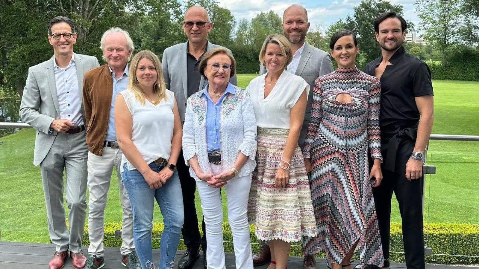 Nach der Vertragsunterzeichnung: die Familien und Geschäftsführer der Firmen Praunsmändtl sowie Wüst &amp; Weigand. Von der Übernahme ist auch der Dinkelsbühler Standort betroffen. (Foto: Peter Praunsmändtl GmbH & Co. KG)