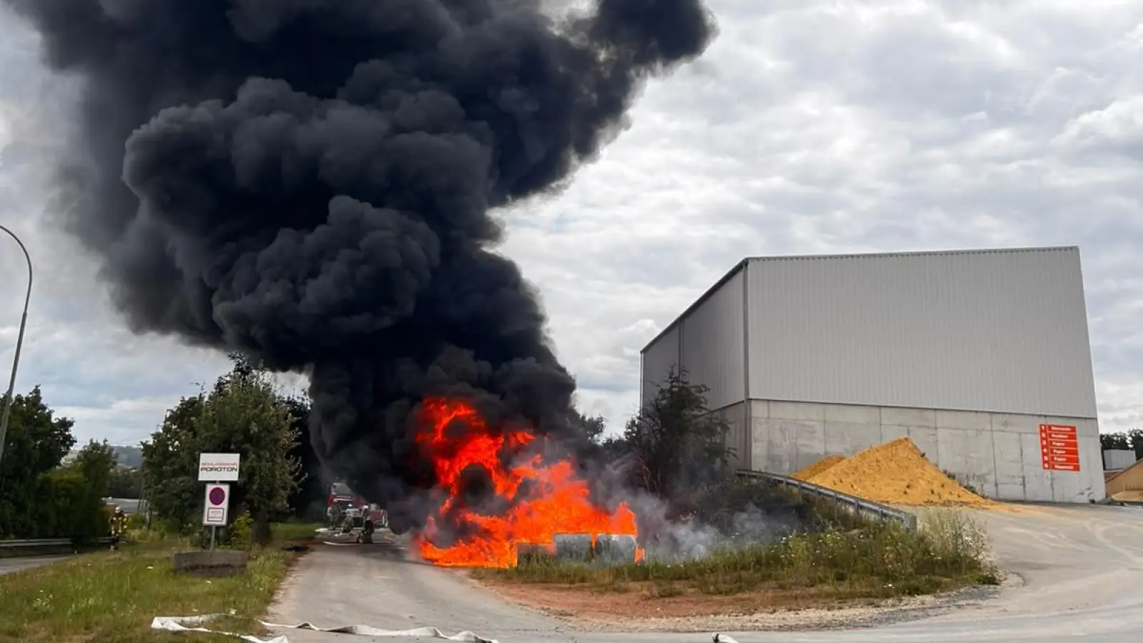 Auf dem Gelände der Ziegelei waren Folienrollen in Brand geraten. (Foto: Feuerwehr Ansbach)
