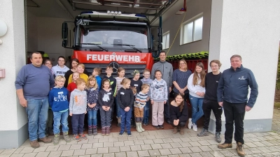 Die allererste „Kinderflamme“ des Landkreises wurde im Burghaslacher Ortsteil Oberrimbach ausgelobt. Dabei handelt es sich um eine Leistungsprüfung für Kinderfeuerwehren, die von Jürgen Ebert (links) organisiert und von den Kindern begeistert absolviert worden war. (Foto: Rainer Weiskirchen)