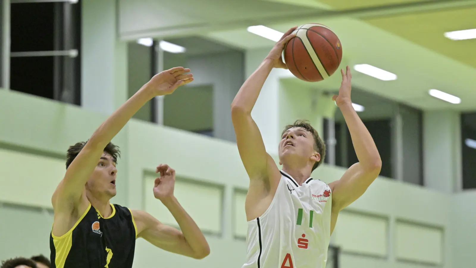 Der beste Ansbacher Werfer Joscha Eckert (rechts) wehrte sich nach Kräften, konnte die deutliche Niederlage gegen Jahn München (Mateo Jukic) aber auch nicht verhindern. (Foto: Martin Rügner)