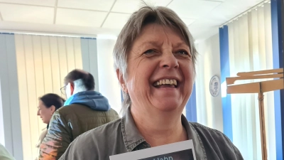 Inge Hahn hatte sichtlich Spaß bei der Lesung aus ihrem Gedichtband „Laafe lasse”.  (Foto: Margit Schwandt)