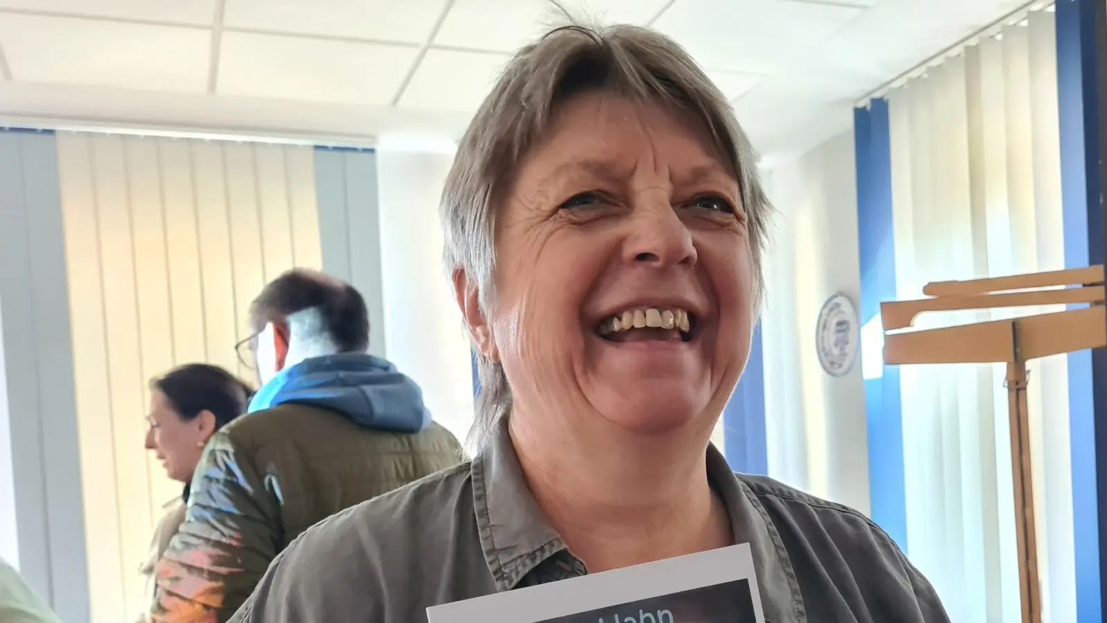 Inge Hahn hatte sichtlich Spaß bei der Lesung aus ihrem Gedichtband „Laafe lasse”.  (Foto: Margit Schwandt)