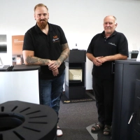 Maik Wichmann (links) und Werner Dörfer im neu gestalteten Ausstellungsraum auf dem Anwesen in Ipsheim. (Foto: Alexander Rausch)