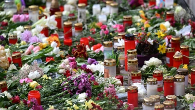 Nach Amokfahrt in Leipzig: Ermittler schweigen zu Motiven und die Anteilnahme der Bevölkerung wächst. (Foto: Hendrik Schmidt/dpa)
