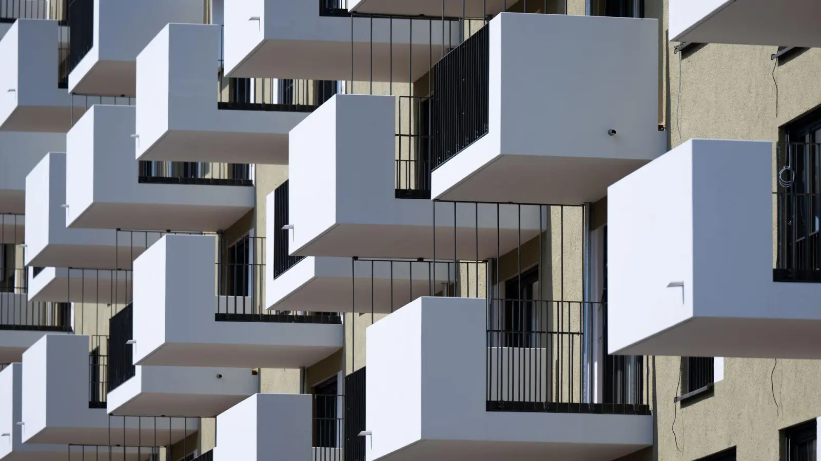 Die staatlichen Wohnungsbaugesellschaften BayernHeim, Stadibau und das Siedlungswerk Nürnberg werden unter einer neuen Holding zusammengefasst. Das soll Synergien ermöglichen und Kosten senken. (Symbolbild) (Foto: Sven Hoppe/dpa)