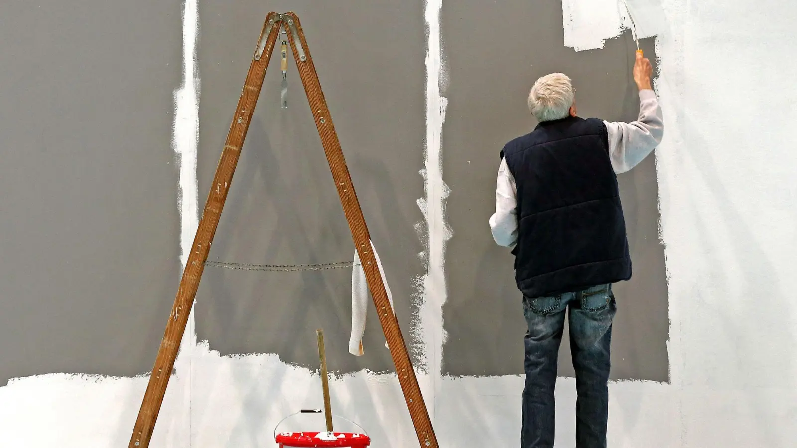 Im Unruhestand? Wer das reguläre Renteneintrittsalter bereits erreicht hat und trotzdem weiterarbeitet, kann bis zu 2.000 Euro seines Lohns steuerfrei einstreichen. (Foto: Jan Woitas/dpa/dpa-tmn)